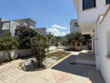 Girne Zeytinlik'te Eşsiz 4+1 Girne Merkeze çok yakın Villa