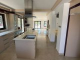Girne Zeytinlik'te Eşsiz 4+1 Girne Merkeze çok yakın Villa