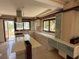 Girne Zeytinlik'te Eşsiz 4+1 Girne Merkeze çok yakın Villa