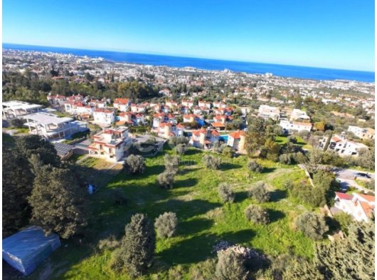 Girne Bellapais’te önünü kesilmez satılık arazi