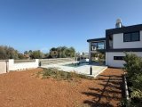 Girne/Çatalköy’de satılık 4+1 özel havuzlu lüks villa