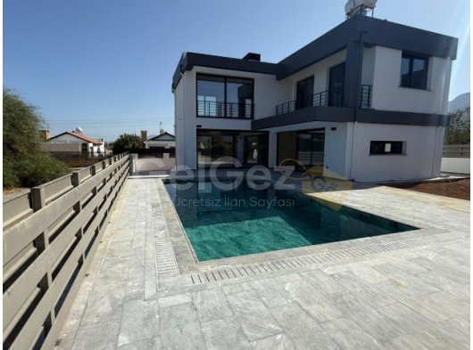 Girne/Çatalköy’de satılık 4+1 özel havuzlu lüks villa