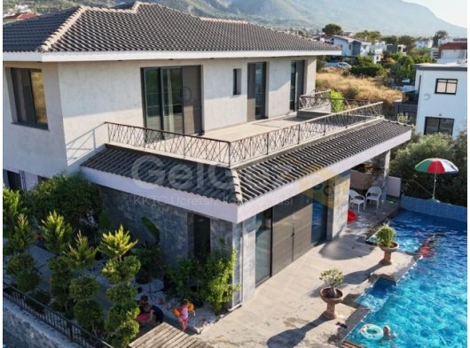 Girne/Çatalköyde satılık 6+2 özel havuzlu villa
