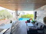 Girne/Çatalköyde satılık 6+2 özel havuzlu villa