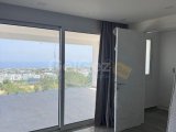 Girne/Çatalköyde dağ ve önü kapanmaz deniz manzaralı 9+2 satılık villa