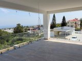 Girne/Çatalköyde dağ ve önü kapanmaz deniz manzaralı 9+2 satılık villa