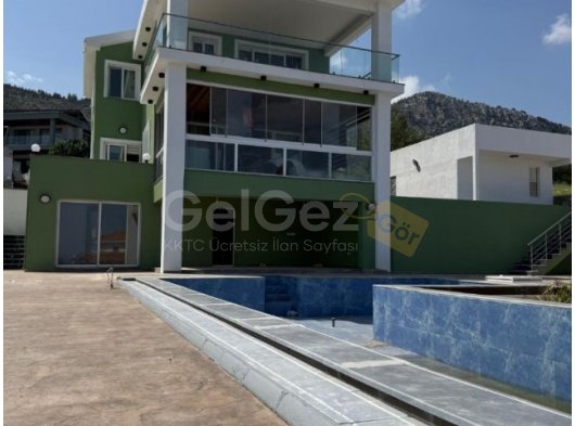 Girne/Çatalköyde dağ ve önü kapanmaz deniz manzaralı 9+2 satılık villa