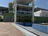 Girne/Çatalköyde dağ ve önü kapanmaz deniz manzaralı 9+2 satılık villa