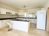Girne Edremit'te 4+1 Özel Havuzlu Satılık Villa