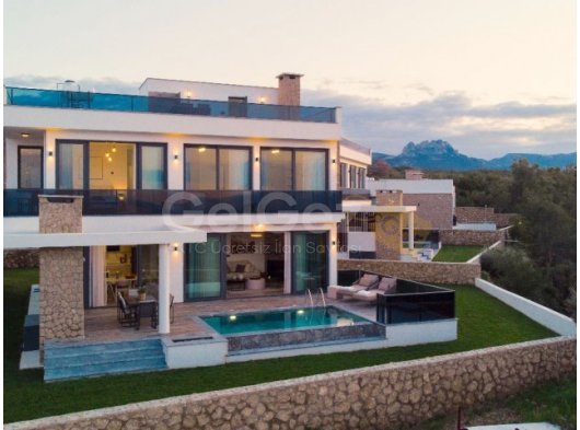 Girne Esentepe'de Lüks Villa Satılık - Deniz ve Doğa Manzaralı
