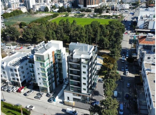 Girne merkezde satılık dağ ve deniz manzaralı penthouse