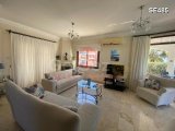 Bahçeli'de özel havuzlu ve deniz manzaralı 3 yatak odalı 2 banyolu villa