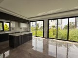 Çatalköy'de Deniz ve Dağ Manzaralı 4+1 Lüks Villa
