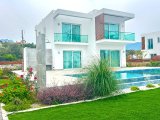 Girne'de 4 Yatak Odalı Lüks Denize Sıfır Villa
