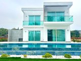 Girne'de 4 Yatak Odalı Lüks Denize Sıfır Villa