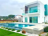Girne'de 4 Yatak Odalı Lüks Denize Sıfır Villa