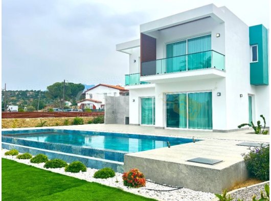 Girne'de 4 Yatak Odalı Lüks Denize Sıfır Villa