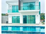 Girne'de 4 Yatak Odalı Lüks Denize Sıfır Villa