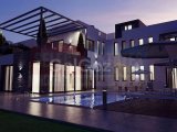 Karşıyaka'da Havuzlu Lüks Müstakil Villa