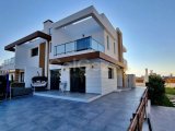 DEĞERİNDE ORTAK HAVUZ, ÖZEL ÇATI TERASI VE PLAJA YAKIN. YENİ BOĞAZİÇİ'NDE ULTRA MODERN 3 YATAK ODALI, 3 BANYOLU VİLLA