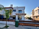 DEĞERİNDE ORTAK HAVUZ, ÖZEL ÇATI TERASI VE PLAJA YAKIN. YENİ BOĞAZİÇİ'NDE ULTRA MODERN 3 YATAK ODALI, 3 BANYOLU VİLLA