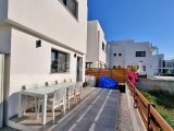 DEĞERİNDE ORTAK HAVUZ, ÖZEL ÇATI TERASI VE PLAJA YAKIN. YENİ BOĞAZİÇİ'NDE ULTRA MODERN 3 YATAK ODALI, 3 BANYOLU VİLLA