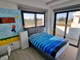DEĞERİNDE ORTAK HAVUZ, ÖZEL ÇATI TERASI VE PLAJA YAKIN. YENİ BOĞAZİÇİ'NDE ULTRA MODERN 3 YATAK ODALI, 3 BANYOLU VİLLA