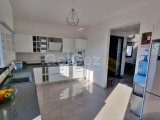 DEĞERİNDE ORTAK HAVUZ, ÖZEL ÇATI TERASI VE PLAJA YAKIN. YENİ BOĞAZİÇİ'NDE ULTRA MODERN 3 YATAK ODALI, 3 BANYOLU VİLLA