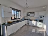 DEĞERİNDE ORTAK HAVUZ, ÖZEL ÇATI TERASI VE PLAJA YAKIN. YENİ BOĞAZİÇİ'NDE ULTRA MODERN 3 YATAK ODALI, 3 BANYOLU VİLLA
