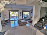 DEĞERİNDE ORTAK HAVUZ, ÖZEL ÇATI TERASI VE PLAJA YAKIN. YENİ BOĞAZİÇİ'NDE ULTRA MODERN 3 YATAK ODALI, 3 BANYOLU VİLLA