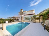 Manzaralı Havuzlu Villa