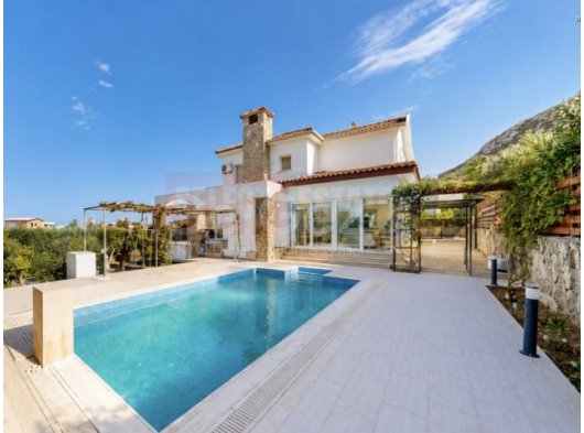 Manzaralı Havuzlu Villa