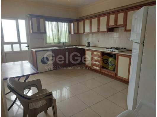 Gazimağusa'da Eşyalı 3+1 Kiralık Daire - Şehir Manzarası ve Balkonlu
