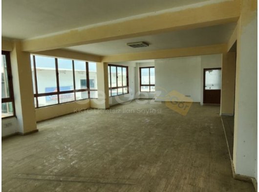 GAZİ MAGUSA 'da 770 m² Kiralık SENDE KATLI Dükkan - Şehir Manzaralı ve Otoparklı!