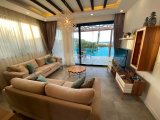BAHÇELİ'NDE TROPİK STİLİNDE KONUMLANMIŞ, ÖNÜ DENİZ MANZARALI 4 YATAK ODALI BUNGALOV + ÇATI TERRAS VE ÖZEL HAVUZ
