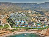 4 YATAK ODALI SAHİLDEKİ BUNGALOV + ÇATI TERRAS VE TROPİKAL TARZDA BAHÇELİ'DE ÖZEL HAVUZLU TATİL KÖYÜNDE