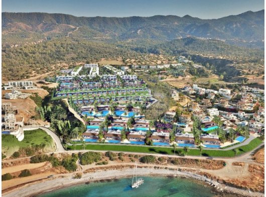 4 YATAK ODALI SAHİLDEKİ BUNGALOV + ÇATI TERRAS VE TROPİKAL TARZDA BAHÇELİ'DE ÖZEL HAVUZLU TATİL KÖYÜNDE