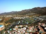 4 YATAK ODALI SAHİLDEKİ BUNGALOV + ÇATI TERRAS VE TROPİKAL TARZDA BAHÇELİ'DE ÖZEL HAVUZLU TATİL KÖYÜNDE