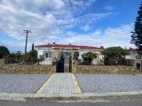 KARSIYAKA'DA MODERN BİR ŞEKİLDE TASARLANMIŞ, ÖZEL HAVUZLU VE BAHÇE BARLI, 3 YATAK ODALI, 2 BANYOLU BİR BUNGALOV