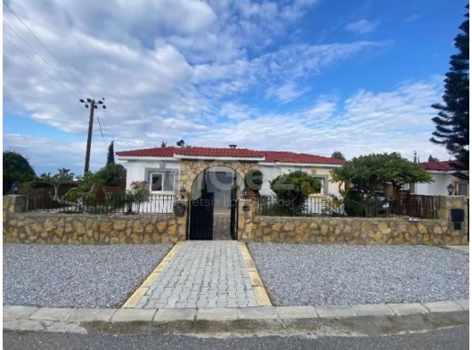 KARSIYAKA'DA MODERN BİR ŞEKİLDE TASARLANMIŞ, ÖZEL HAVUZLU VE BAHÇE BARLI, 3 YATAK ODALI, 2 BANYOLU BİR BUNGALOV