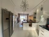 KARSIYAKA'DA MODERN BİR ŞEKİLDE TASARLANMIŞ, ÖZEL HAVUZLU VE BAHÇE BARLI, 3 YATAK ODALI, 2 BANYOLU BİR BUNGALOV