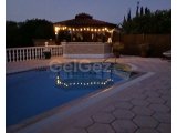 KARSIYAKA'DA MODERN BİR ŞEKİLDE TASARLANMIŞ, ÖZEL HAVUZLU VE BAHÇE BARLI, 3 YATAK ODALI, 2 BANYOLU BİR BUNGALOV