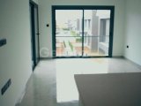 Kumsal Plajlar ve Geniş 1 Yatak Odalı Çatı Katı Dairesi, Çatı Terası ve Olanaklarıyla Birlikte Özel Bir Rezitede Yer Almaktadır.