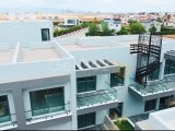 Kumsal Plajlar ve Geniş 1 Yatak Odalı Çatı Katı Dairesi, Çatı Terası ve Olanaklarıyla Birlikte Özel Bir Rezitede Yer Almaktadır.