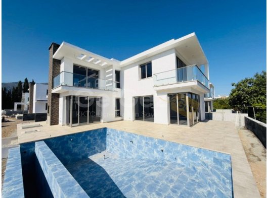 Girne'nin Çatalköy bölgesinde özel havuzlu 4+1 villa!
