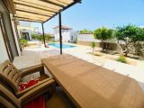 Girne'nin Esentepe bölgesinde ortak havuzlu 2 adet satılık 3+1 villa!