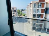 Girne'nin merkezinde ticari izinli deniz manzaralı satılık 2+1!