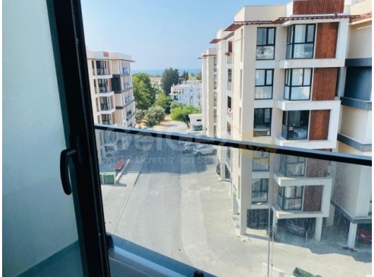 Girne'nin merkezinde ticari izinli deniz manzaralı satılık 2+1!