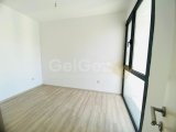 Girne'nin merkezinde ticari izinli deniz manzaralı satılık 2+1!