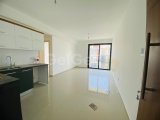 Girne'nin merkezinde ticari izinli deniz manzaralı satılık 2+1!